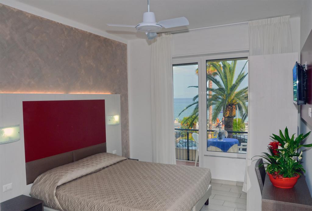 Hotel Lido Mazzini Лоано Номер фото