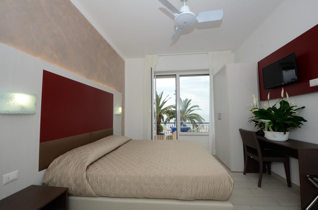 Hotel Lido Mazzini Лоано Номер фото